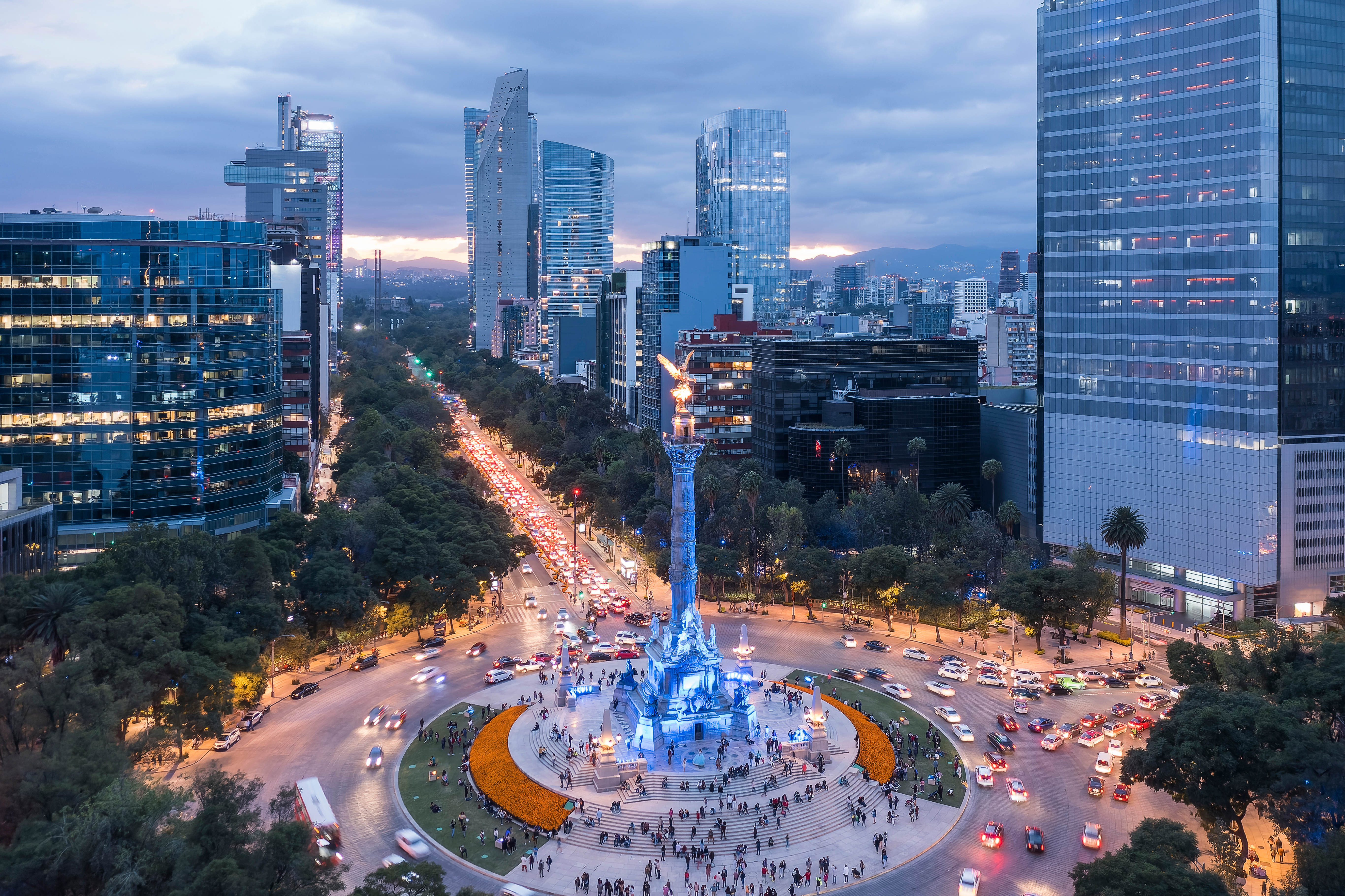 El Ángel de la Independencia surrounded by several people, Paseo de La Reforma avenue